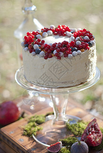 浆果的白色蛋糕图片