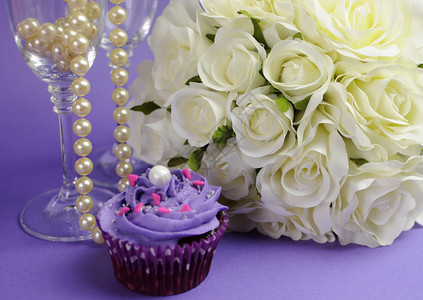 用紫蛋糕和珍珠在香槟杯中图片