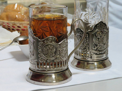 俄罗斯茶杯金属杯持有图片