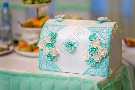 绿松石色带盒子的婚礼桌装饰图片