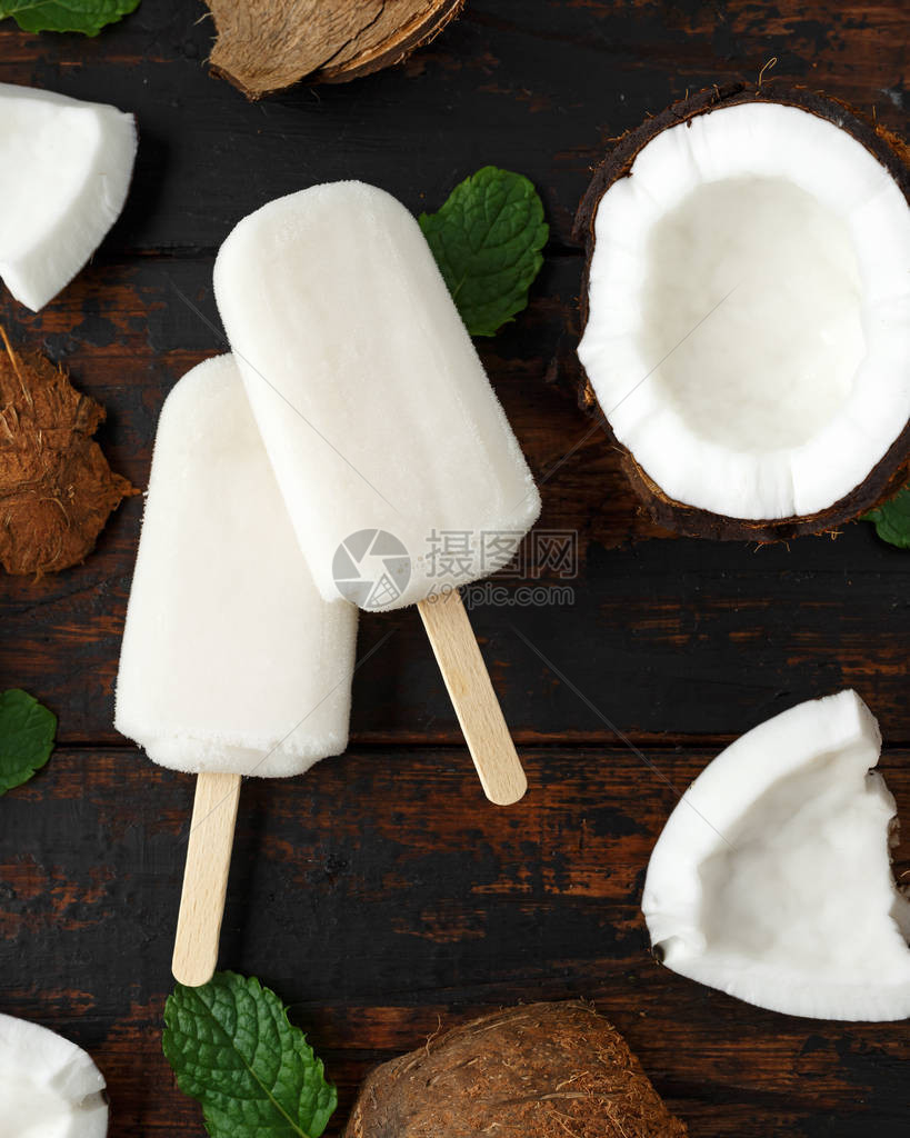 自制椰子冰棒冰棒在木桌上夏季食物图片
