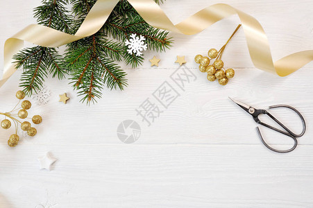 装饰圣诞装饰品的顶端风景和金丝带图片