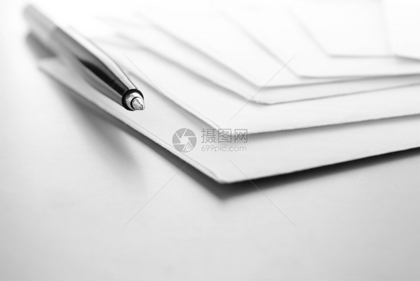桌子上的信封和圆珠笔以及放置文本的地方图片
