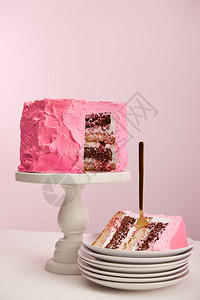 甜的生日蛋糕片粉红色有金叉子图片