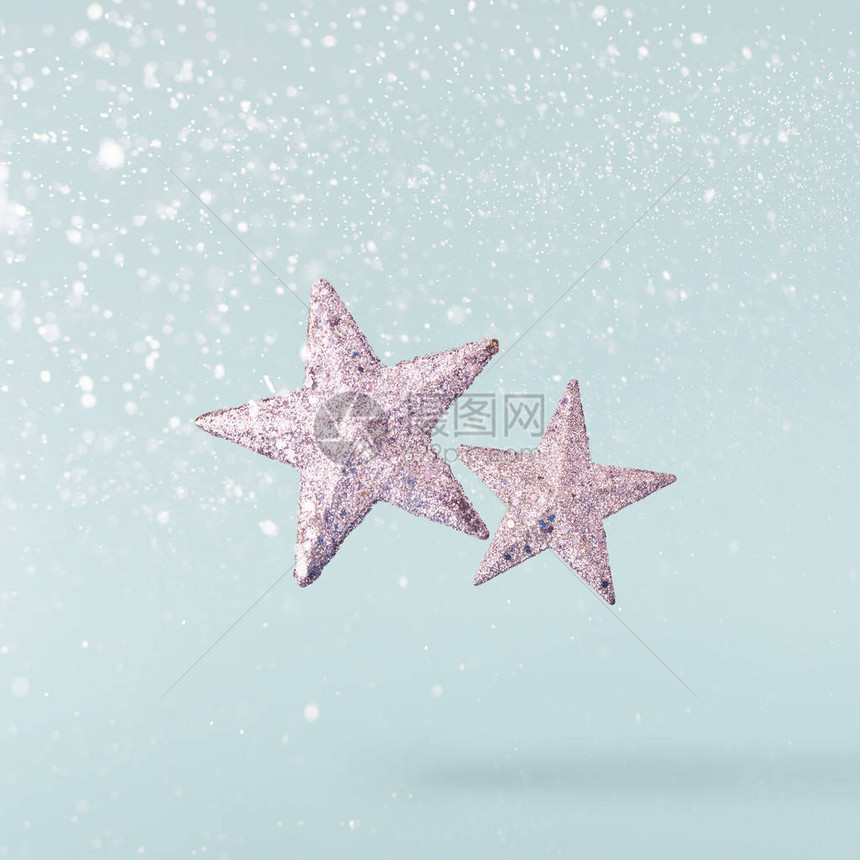 圣诞节的概念创造圣诞节概念由落入空气中的银色星在蓝色背景图片