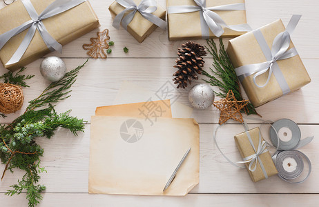 礼品包装和饰圣诞礼物图片