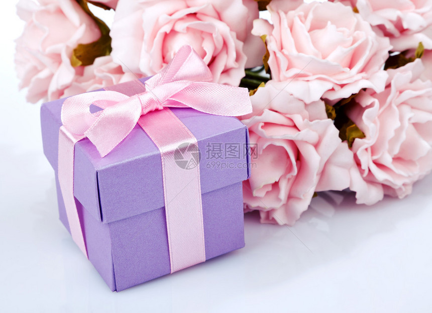 粉红色花朵和紫色礼物盒带粉红丝带在白图片