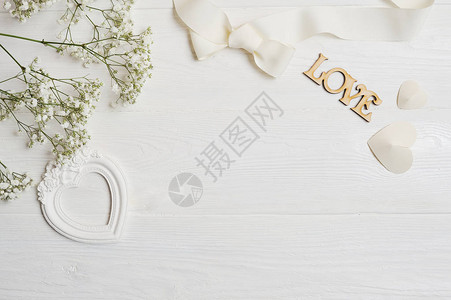 装饰白花的精致风格心爱和圣情人节礼物图片