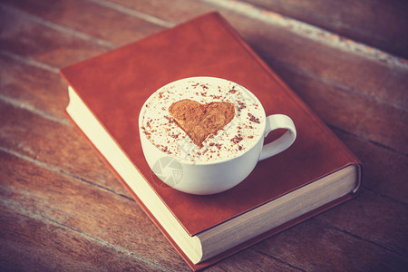 一杯咖啡和书图片