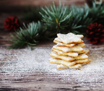 圣诞或姜饼干放在一个犹太明星的木盒里图片