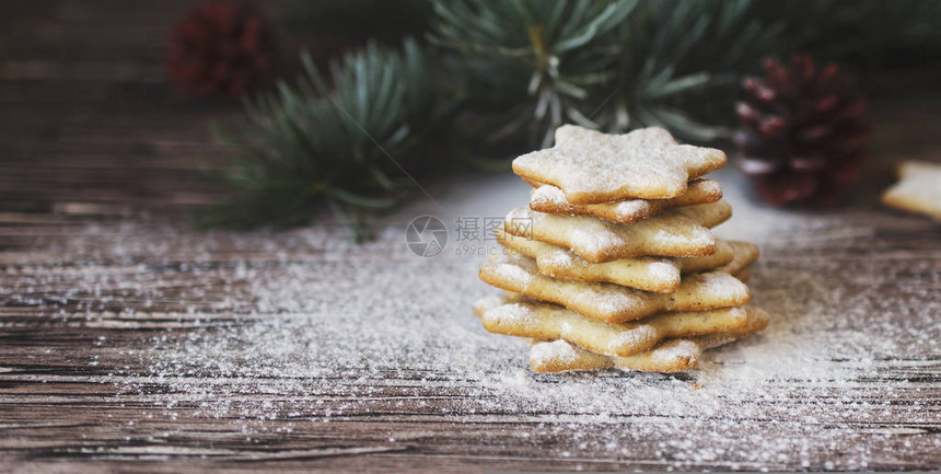 圣诞或新年姜饼干放在一个犹太明星的木盒里图片