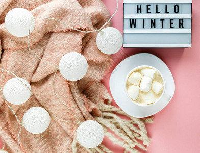 温暖舒适的冬季围巾糕点灯盒和有棉花糖粉红色背景的咖啡图片
