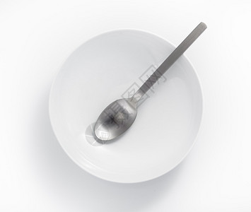 在空碗中的勺子孤立图片