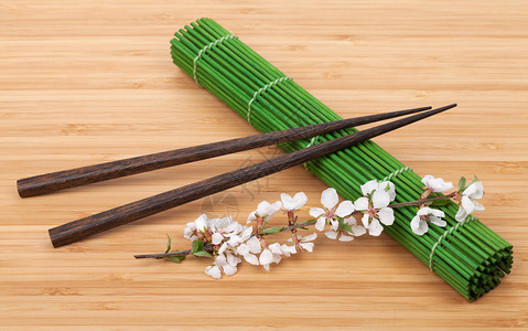 竹席上的筷子和樱花枝图片