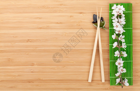 木桌边的筷子、樱花与绿竹帘图片