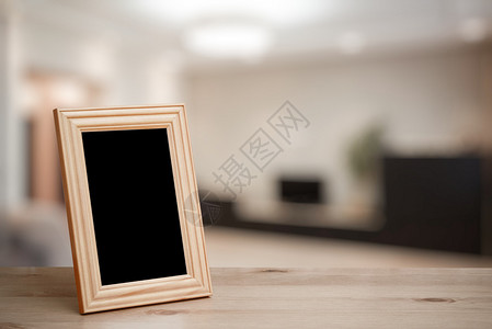 客厅木桌上的相框背景图片