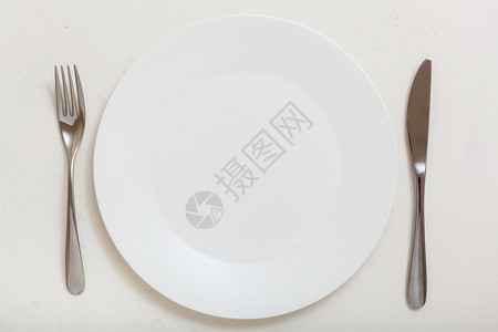 食品概念带刀的白盘顶视图白色抹图片