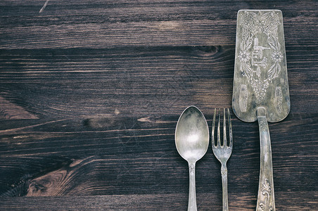 木制背景的古董餐具勺子图片