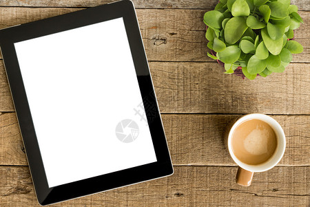 平板电脑白屏显示和木桌上的咖啡图片