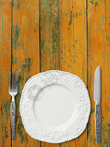 木桌上的刀叉和空盘子图片