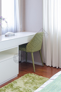 家里有白色桌子的绿色椅子背景图片