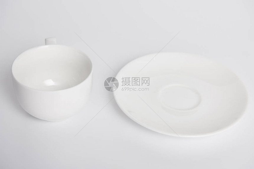 白色桌边的盘子和碗盘图片