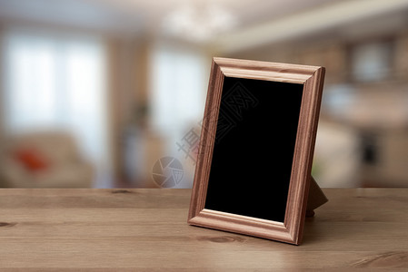 客厅木桌上的相框背景图片