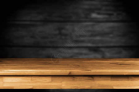 黑色背景上的木桌图片