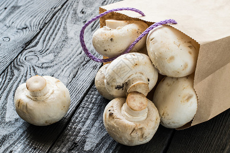 纸袋中的新鲜蘑菇蛋白质矿物氨基酸的来源饮食健康或图片