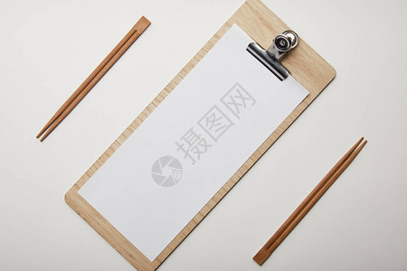 白色表面排列的空白菜单和筷子高视图图片