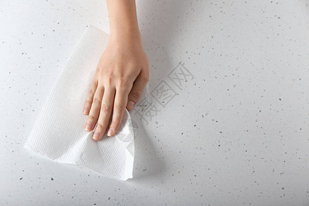 女人用纸巾擦灯台背景图片