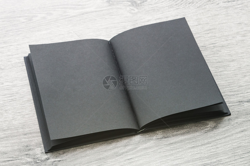 木背景上的黑色笔记本图片