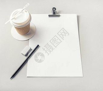 纸面背景上的空白信头铅笔橡皮和咖啡杯图片