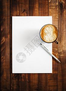 老式木桌背景上的品牌标识模型空白信笺咖啡杯和钢笔设计演示文稿和作品集的背景图片