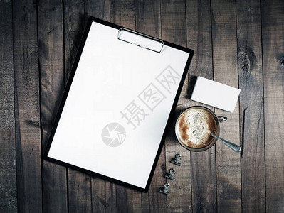 空白文具的照片老式木桌背景上的空白企业标识模板空白品牌模拟设计作品集的背景图片