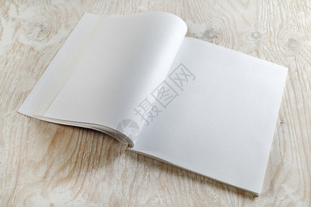 空白打开小册子轻木背景与软阴影设计演示文稿和投资组合的图片