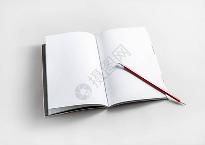空白打开了纸面背景的小册子和铅笔响应设计模板图片
