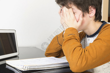 十几岁的男孩在家学习和使用数字平板电脑男孩累了图片