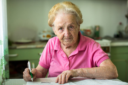年长的老年妇女们处理其水电费账单通知图片