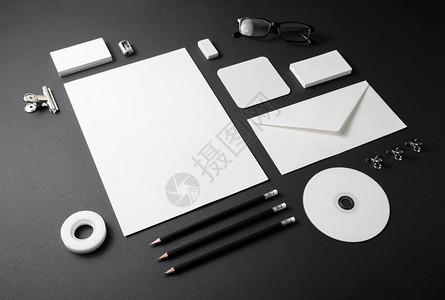 黑色背景的空白文具模板品牌身份的假冒设计演示和组合的图片