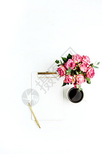 剪贴板玫瑰花束咖啡和白背景的笔图片