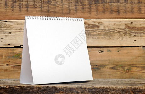 木桌上的空白日历图片