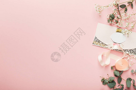 粉红背景的婚礼和手工艺信封图片
