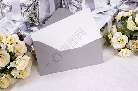 请或感谢卡片上挂着几张结婚礼物和白玫瑰花束图片