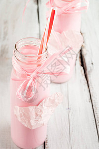 用两瓶粉红奶昔或酸奶来庆祝情人节的想法图片