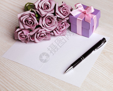 空白卡片与笔紫玫瑰和紫色礼盒图片