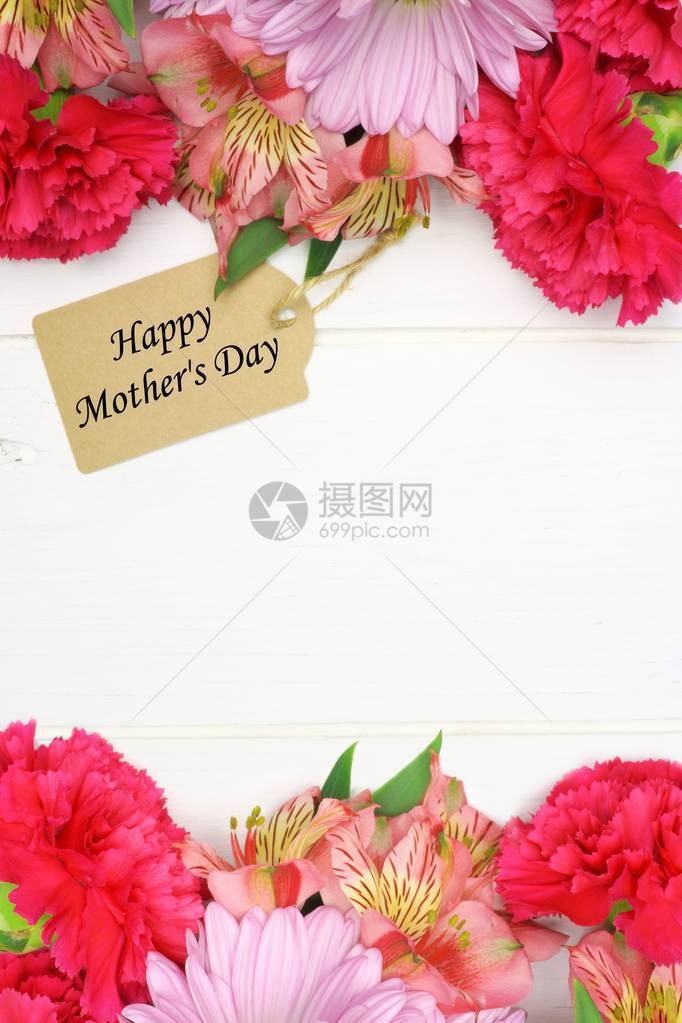 母亲节快乐节礼物标签粉红花与白木背图片