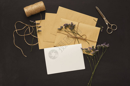 黑色背景的婚礼和手工艺信封图片