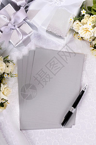 银灰色写纸或请柬放在新娘带上图片
