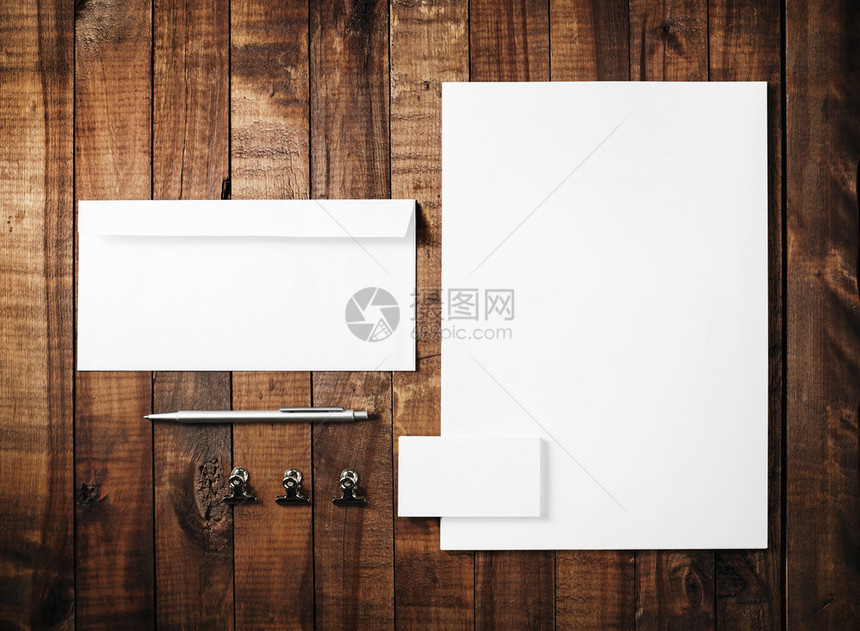 用于设计师品牌标识的空白文具模板在老式木桌背景上设置的空白文具为设计师提供品图片
